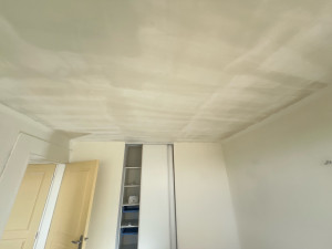 Photo de galerie - Enduit d’un plafond qui était recouvert d un gros grain crépis - rendu lisse 