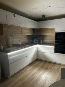Photo de galerie - Installation d’un ruban led sous plan de travail sur cuisine neuve 