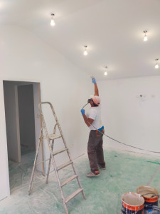 Photo de galerie - Mise en peinture d'un pavillon avec pompe à peinture airless