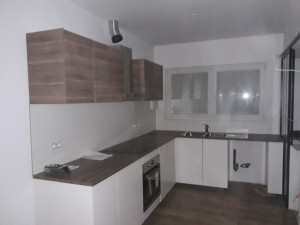 Photo de galerie - Pose de cuisine en L et pose de revêtement de sol pvc clipsable chez un particulier 