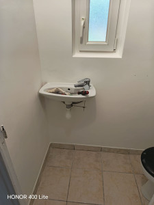 Photo de galerie - Pose d'un lavabo dans des wc 
