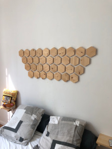 Photo de galerie - Plaques en bois hexagonales posé sur mur pour tête de lit