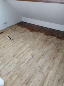 Photo de galerie - Avant / Après : rénovation de parquet ancien avec ponçage, teinte et protection vitrifiée. Finition de haute qualité.