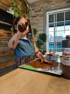 Photo de galerie - Atelier peinture avec une petite fille formidable de 5 ans !
