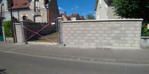 Photo de galerie - Réalisation d'un mur de clôture en agglo, avec posé de dessus muret  avec seuil pour portail coulissant...