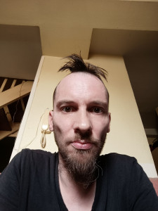 Photo de galerie - Fab, informaticien de métier, étudie tous vos problèmes informatiques  