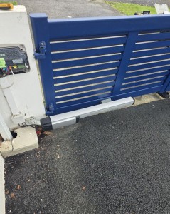 Photo de galerie - Remise en état complète d’un portail motorisé suite à tempête avec remplacement du gond et reprogrammation.