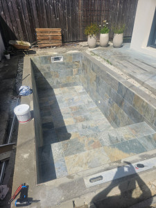 Photo de galerie - Réalisation   de pose de carrelage de piscine en 30 x60 pierre de bali
