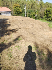 Photo de galerie - Surplus d'une quinzaine de M3 de terre végétale étalé.