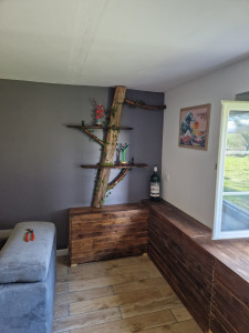 Photo de galerie - Caisson sous fenêtre et étagere style arbre