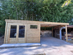 Photo de galerie - Montage d'un abri de jardin avec extension sur mesure d'un carport.