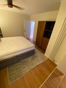 Photo de galerie - Rénovation d’une chambre : préparation des murs, enduit, ponçage et peinture complète. Installation et montage du mobilier. Finitions soignées pour un intérieur propre et moderne