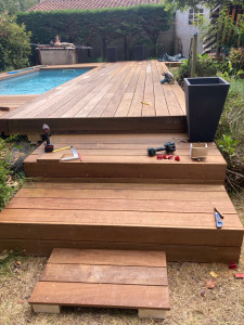 Photo de galerie - Terrasse bois en entretien de piscine, bassin, filtration, local technique 