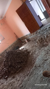 Photo de galerie - Travaux de maçonnerie réalisés : préparation du sol, démolition propre et mise à niveau avant rénovation. Travail soigné et prêt pour les étapes suivantes.
