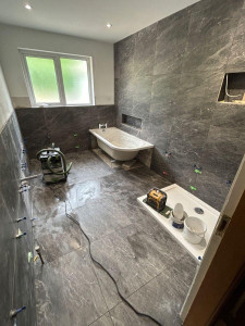 Photo de galerie - Rénovation salle de bain complète pose de bac à douche et baignoire avec pause et finition carrelage carrelage