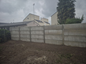 Photo de galerie - Montage des poteaux et plaques en béton 