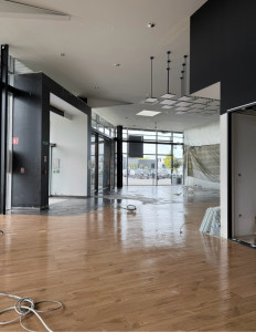 Photo de galerie - Pose carrelage grand format 60x120 et imitation parquet concession automobile Mercedes 