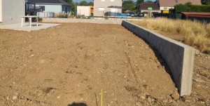 Photo de galerie - Fondation pour mur de soutènement, création du mur, nivelage du terrain avec apport de terre 
