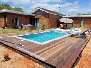 Photo de galerie - Terrasse en exotique autour d’une piscine 