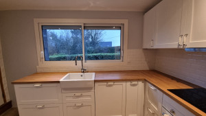 Photo de galerie - Réalisation de la crédence, encadrement de la fenêtre et pose d'une corniche. 