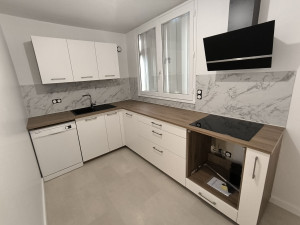 Photo de galerie - Pose de cuisine équipée avec crédence . 
pose d'un sol en PVC clipsable 
peinture mur et plafond 
modification électrique et modification arrivée d'eau et évacuation 
