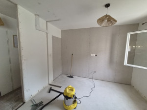 Photo de galerie - Dépose ancienne cloison pour agrandissement pièce de vie : enlèvement + fermeture porte existante + création cloison phonique double peau + deplacement électricité ( prise + interrupteur + RJ45 )