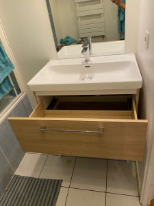 Photo de galerie - Montage et installation d’un meuble et d’une vasque dans une salle de bain.