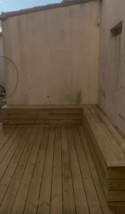 Photo de galerie - Fabrication terrasse bois en pains classe 4 sur mesure plus banc d’angle splité au mur avec armature de charpentier 