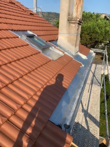 Photo de galerie - Façonnage zinc d’une cheminée , velux avec un larmier qui retombe dans la gouttière  