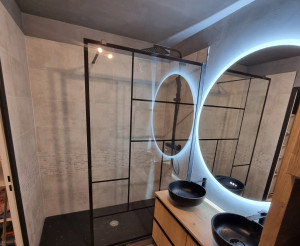 Photo de galerie - Transformation d'une salle de bain :
Projet Machetto – rénovation complète
✔ Dépose totale
✔ Béton ciré sol et plafond
✔ Faïence douche
✔ Double vasque
✔ WC suspendu + meuble sur mesure