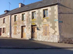 Photo de galerie - Decroutage enduit ciment, nettoyage de la façade et joint traditionnel à la chaux. Avant