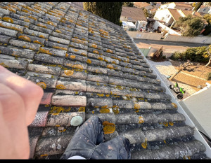 Photo de galerie - Voici l’exemple d’une toiture où il n’y a pas eu d’entretien pendant des années donc beaucoup de fuite prochaine photo le résultat après travaux