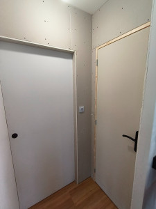 Photo de galerie - Création de cloison en placo (pour créer un nouvel espace et agrandir un autre)
Installation de portes