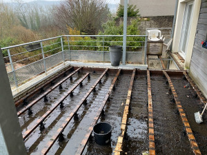 Photo de galerie - Dépose d’une terrasse bois sur plots qui a eu un bon manque d’entretien.