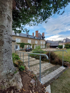 Photo de galerie - Création de 2 rambardes sur mesure.
Longue de 6 mètres, elles permettent un accès au jardin sécurisé 

Acier galvanisé 
