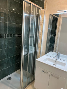 Photo de galerie - Salle de bain refaite ( receveur de douche extra plat ,pose de carrelage et paroi de douche et vasque)
