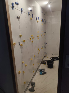 Photo de galerie - Pose de carrelage sur le mur