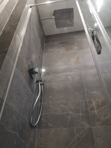 Photo de galerie - Même salle d'eau avec vue sur la colonne de douche encastrée