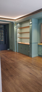 Photo de galerie - Ponçage sol et boiserie mural, finition vernis sur parquet massif et peinture sur boiserie mural
