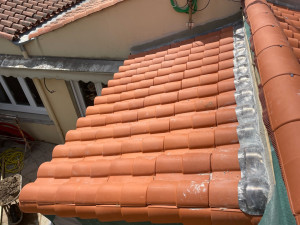 Photo de galerie - Pose d’une couverture de solin en plomb 