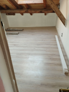 Photo de galerie - Pose de parquet dans une chambre 


