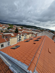 Photo de galerie - Rénovation de toiture intégrale, pose d'isolation en sarking bois.
Crépi de cheminée.
Velux integra avec volet solaire.