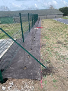 Photo de galerie - Pose de clôture rigide et plantation d’une haie au pied 