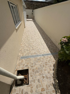 Photo de galerie - Réalisation d’un carrelage avec son caniveau