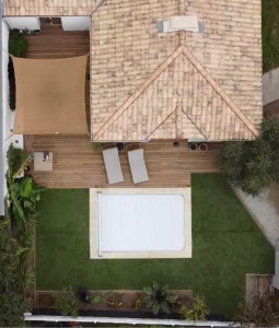 Photo de galerie - Réalisation d’une terrasse bois en Cancun pose d’une piscine aménagement extérieur création de massifs et pose d’un gazon synthétique 