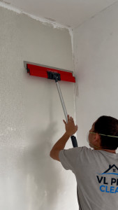 Photo de galerie - Ratissage et lissage intégral des murs avec matériel professionnel