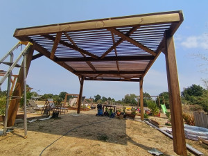 Photo de galerie - Réalisation d'une pergola avec brise soleil entièrement en bois .