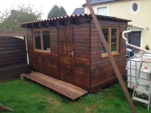 Photo de galerie - Cabane sur mesure isolé avec fenêtre double vitrage et réseau électrique al intérieur avec prise et interrupteur pour lumière 