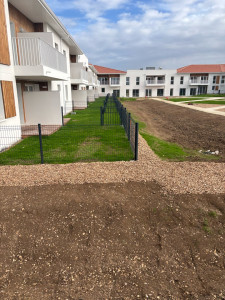 Photo de galerie - Petite clôture panneaux et portillon dans un lotissement 