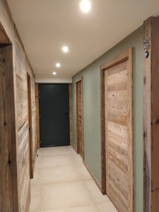 Photo de galerie - Bardage et portes style alpin 